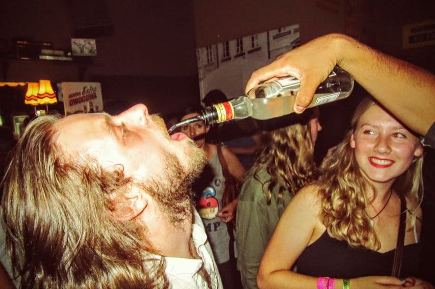 병에서 바로 보드카를 찍는 남자