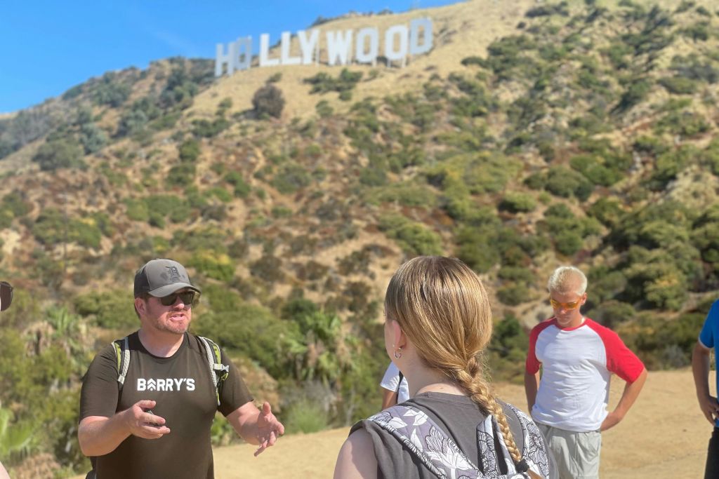 할리우드 사인 투어를 통해 그리피스 공원의 비밀스러운 내부자 이야기에 빠져보세요.