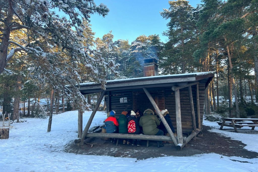 불 옆에서 즐기는 점심 식사