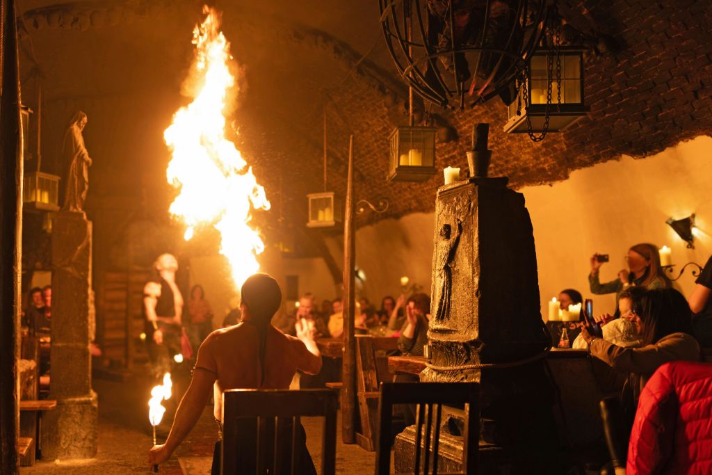 체코 중세 정통 오리지널 체험: 저녁 식사, 쇼, 양조장, 성