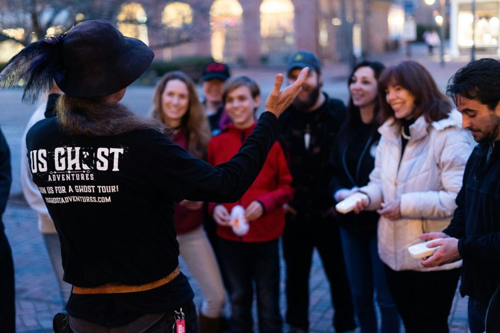 고스트 액티비티를 픽업하는 데 사용되는 전자레인지 (EMF) 감지기를 들고 있어 게스트를 즐겁게 해주는 투어 가이드