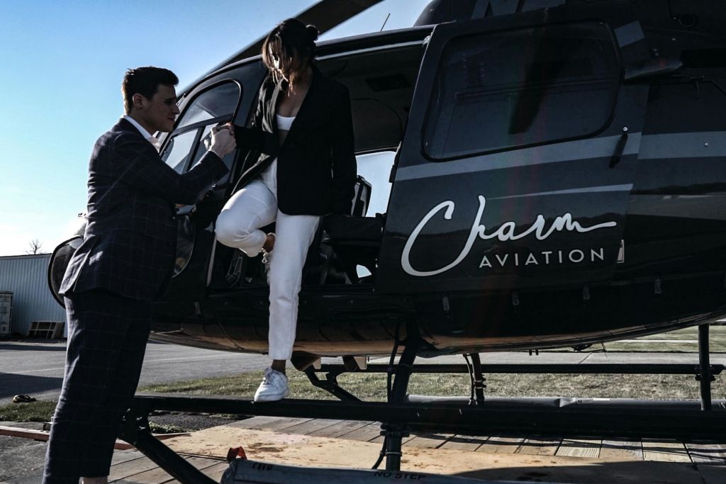 참 로고가 있는 헬리콥터 측면