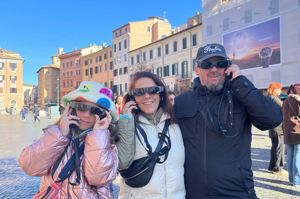 3D 안경을 사용하는 고객