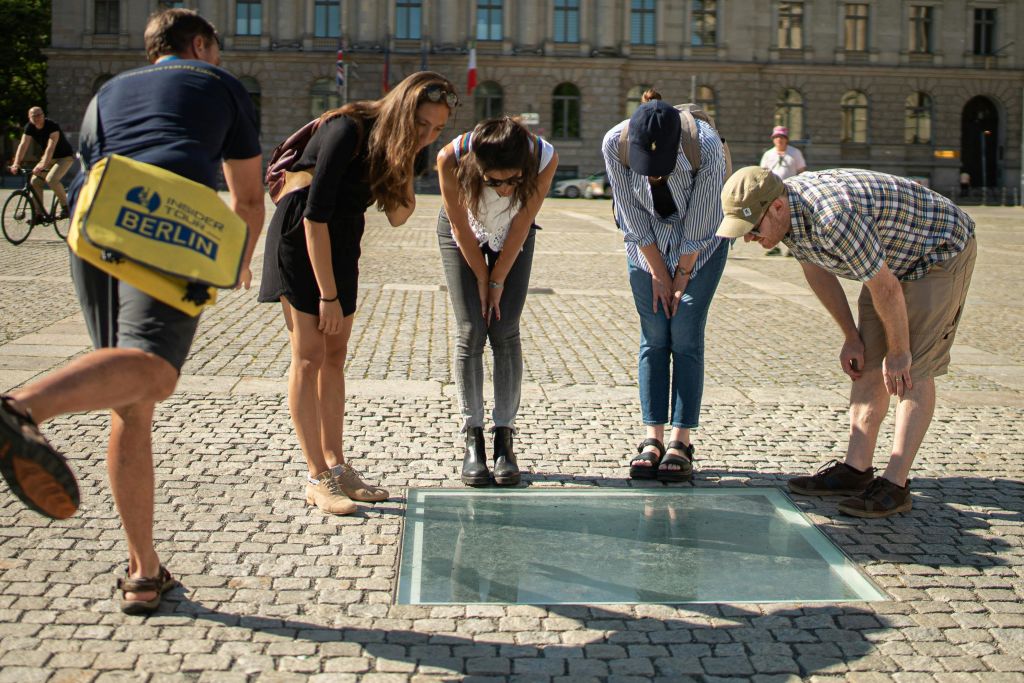 베를린 베벨플라츠에서 책 불태우는 기념비 투어