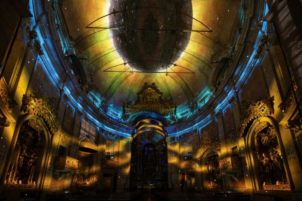 이그레하두스클레리고스에서 열리는 스피리투스 멀티미디어 쇼