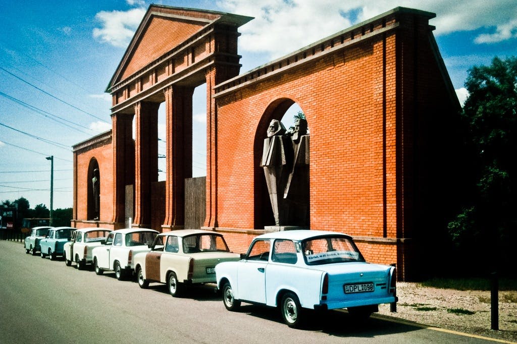 메멘토 공원의 정문인 쿨리스 벽에서 즐기는 트라반트 체험
