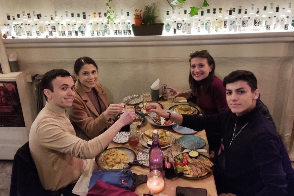 투어 가이드가 게스트와 함께 저녁 식사를 하고 있습니다.