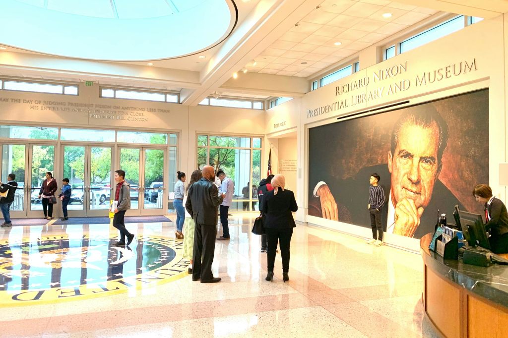 프런트 데스크의 일반 장면.