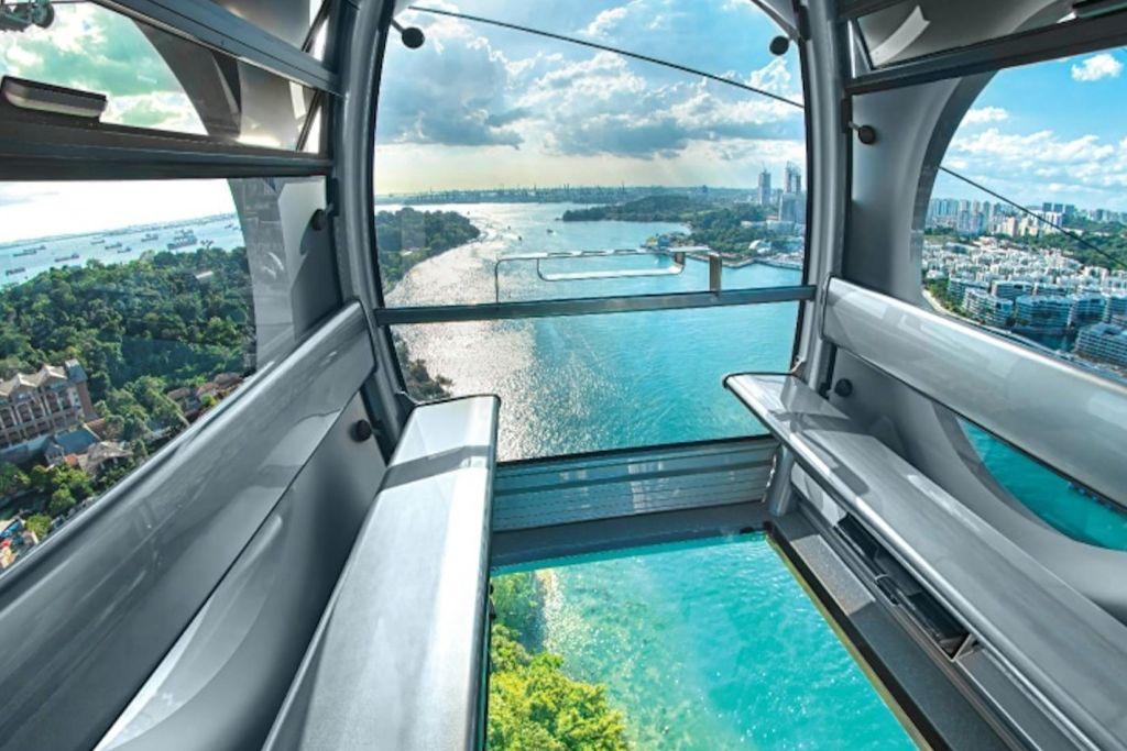 밝은 날에는 강과 도시의 스카이라인, 울창한 녹지가 한눈에 내려다보이는 빈 유리 곤돌라의 내부.