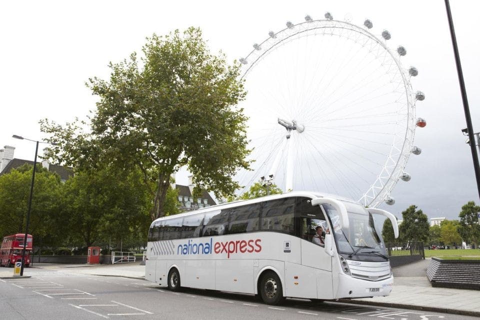 코치 한 명은 도로에서 최대 1마일 떨어진 곳에 주차할 수 있습니다.