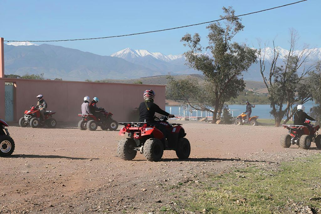 사륜 바이크와 아가페이 사막 투어