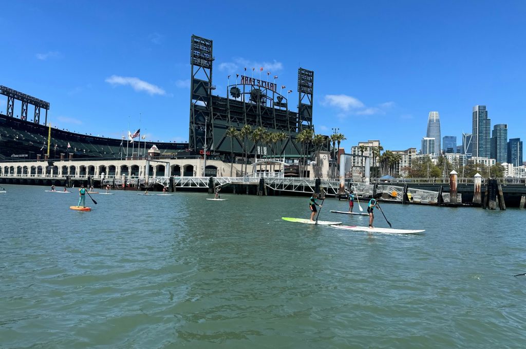 오라클 파크 앞에서 즐기는 스탠드업 패들보드