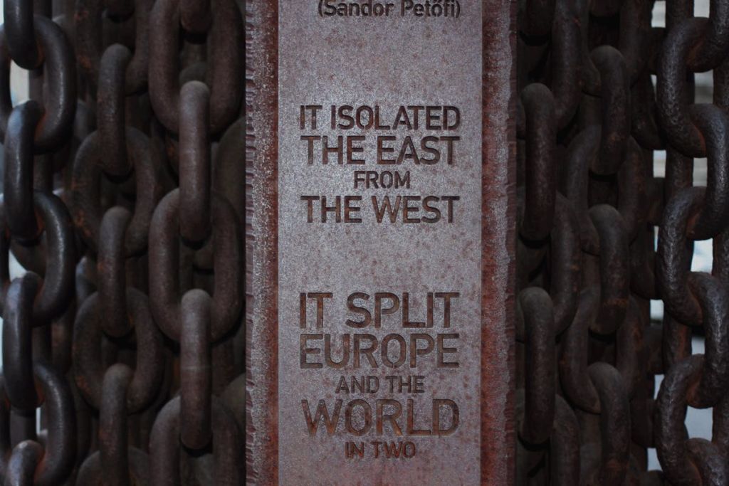 "IT는 동쪽을 서쪽으로부터 고립시켰다. 유럽과 세계를 둘로 나눕니다. " 체인은 백그라운드에서 볼 수 있습니다.