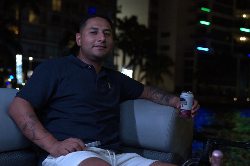 맥주를 곁들인 남성