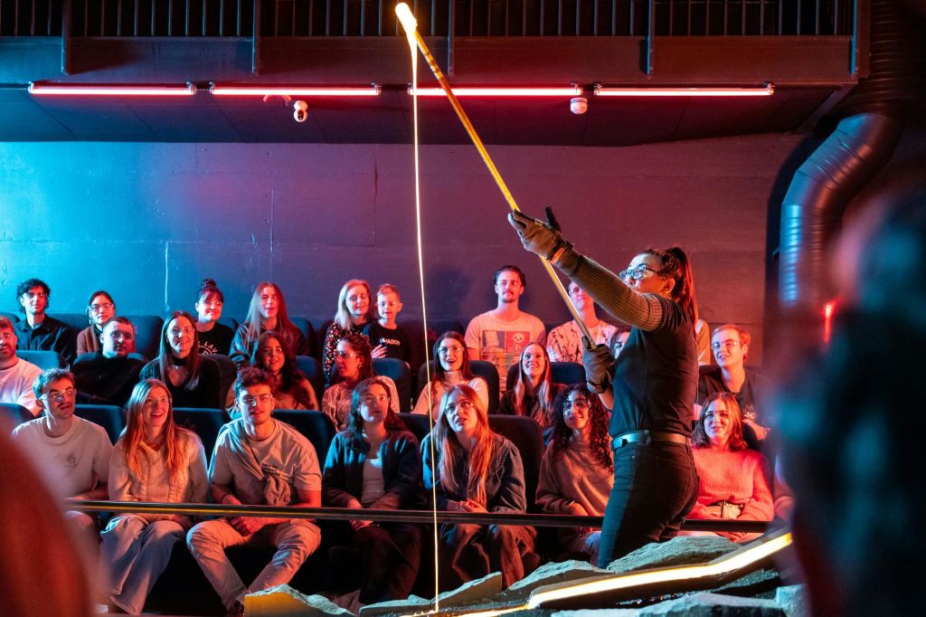 라바 쇼 (Lava Shows) 의 라바 마스터 (Lava Master) 는 용암과 함께 즐거운 시간을