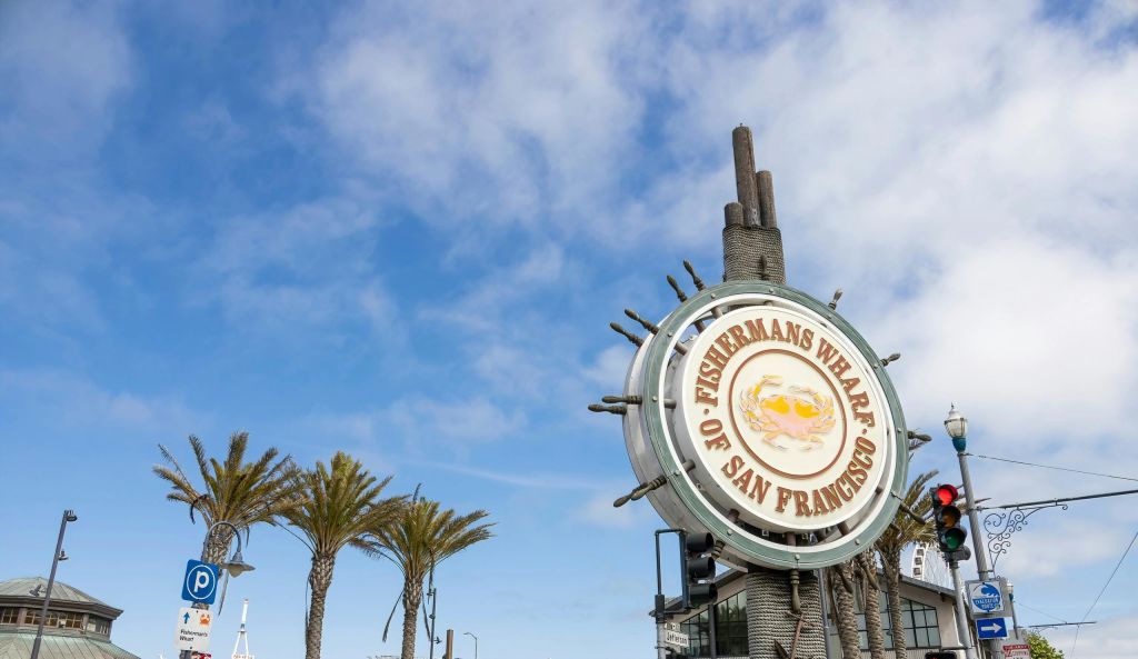 푸른 하늘과 야자수를 배경으로 샌프란시스코의 피셔맨즈 워프 (Fisherman's Wharf) 를 방문해보세요.