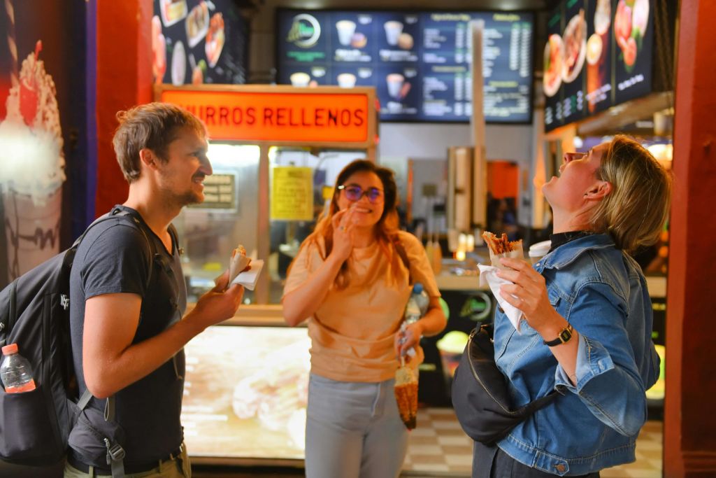 츄러스를 먹고 크게 웃는 사람들