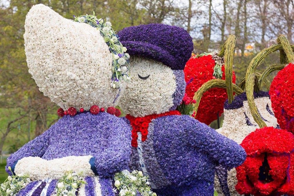 보라색과 흰색으로 옷을 입은 두 사람의 모습이 야외에서 펼쳐지는 키스 자세로 등장합니다.