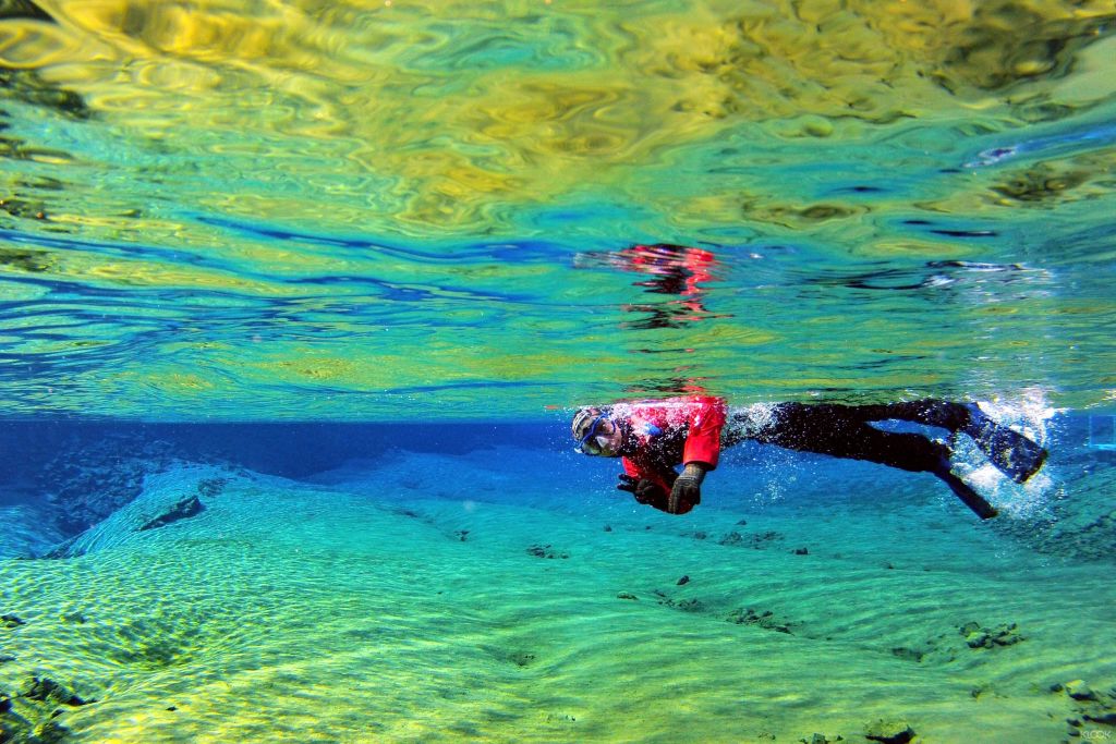 몰입감 넘치는 스노클링 모험을 위한 따뜻함과 유연성을 제공하는 드라이슈트를 입고 수중의 경이로움을 발견하세요.
