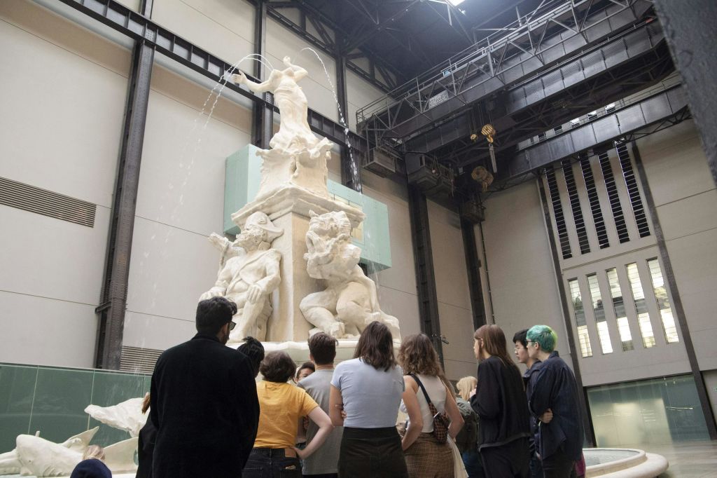 테이트 콜렉티브 프로듀서가 이끄는 카라 더블유 투어