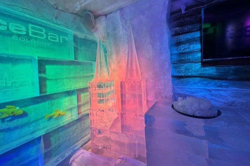 얼음 조각처럼 복잡한 쾰른 대성당.