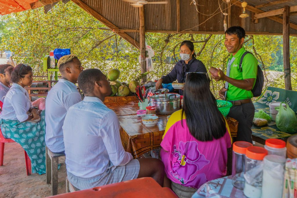 생선 수프를 곁들인 캄보디아 국수 맛보기