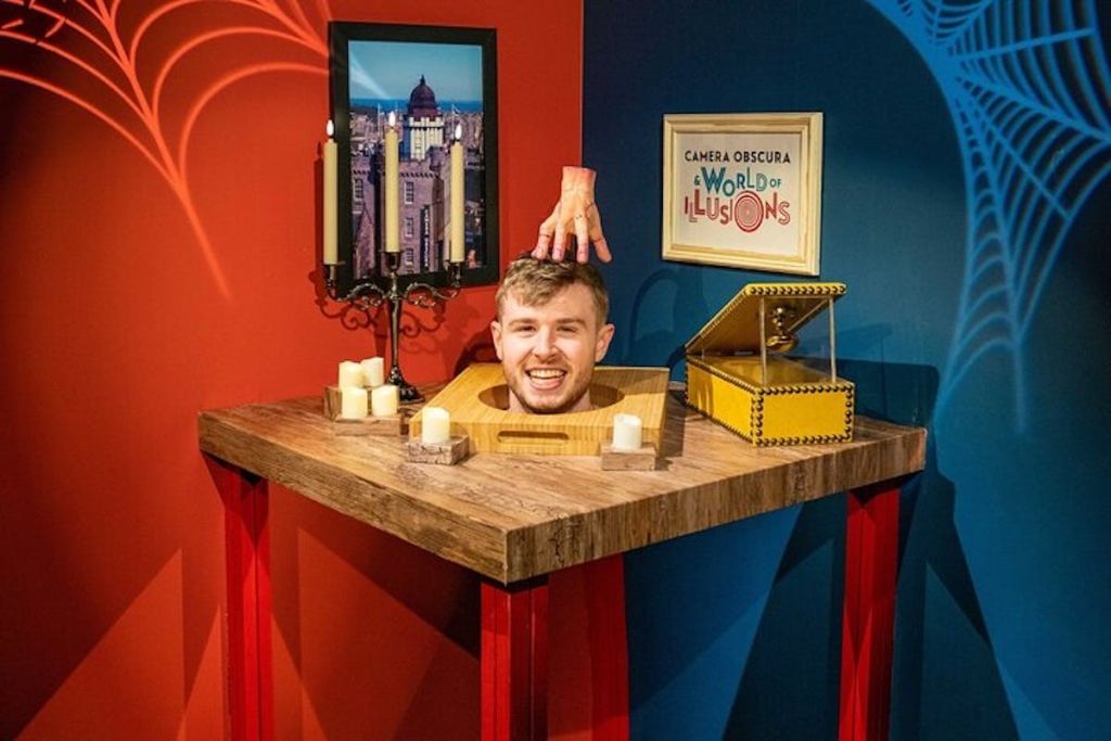 카메라 옵스큐라와 환상의 세계, 에든버러