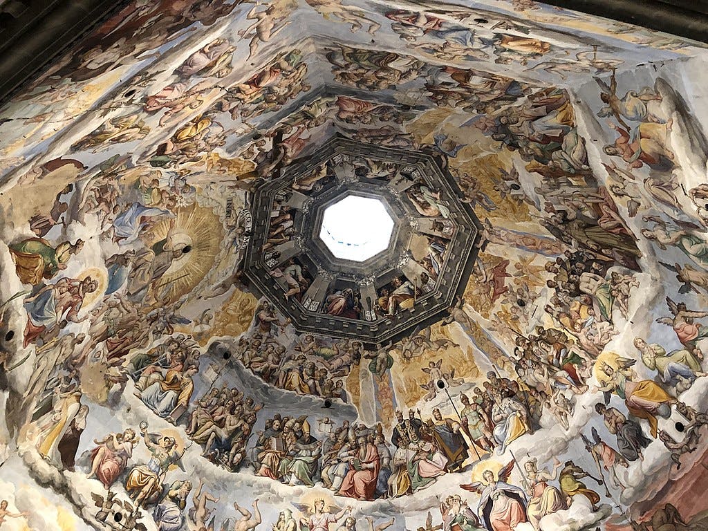 중앙 채광창이 있는 종교적 인물과 장면을 묘사한 돔의 내부가 정교하게 그려져 있습니다.