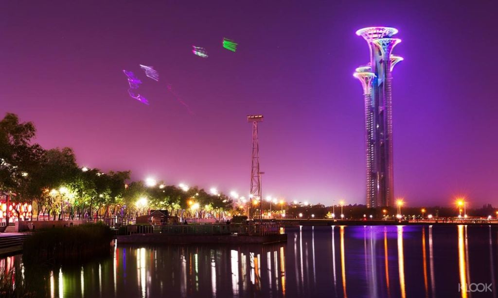 어두워진 후 타워를 방문하여 활기찬 조명과 반짝이는 도시 경관을 즐기세요.