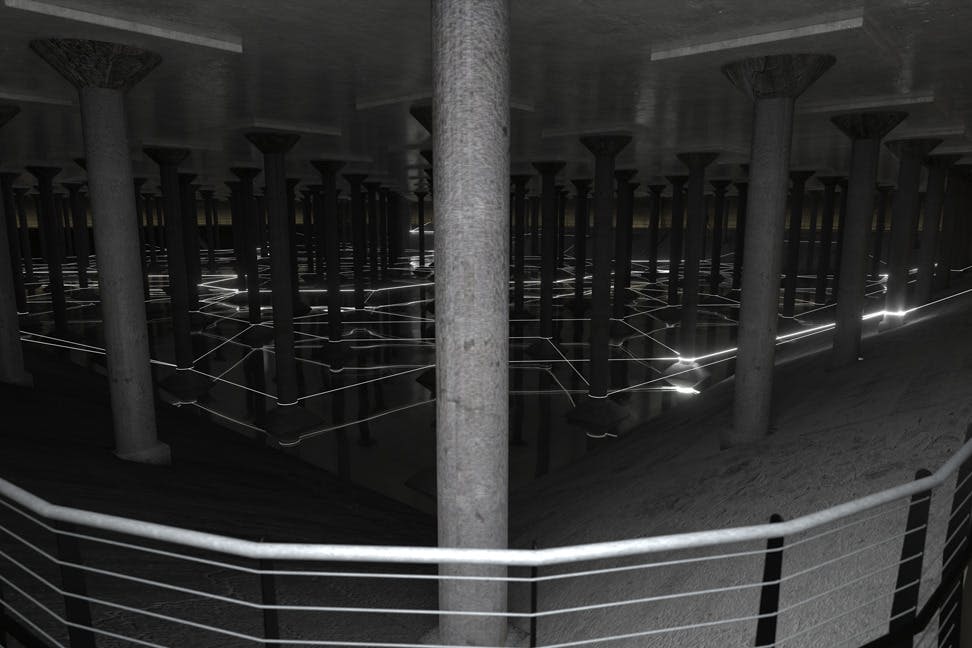 다양한 기둥과 반사 표면이 있는 희미한 조명의 지하 공간으로, 교차하는 빛 패턴이 특징입니다.