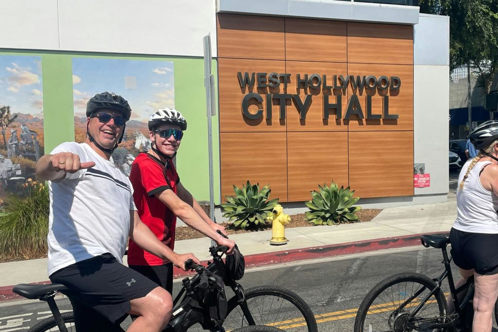 웨스트 할리우드 시청 앞