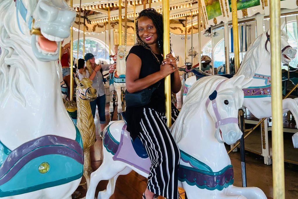 모두가 유서 깊은 회전목마 타기를 좋아합니다!