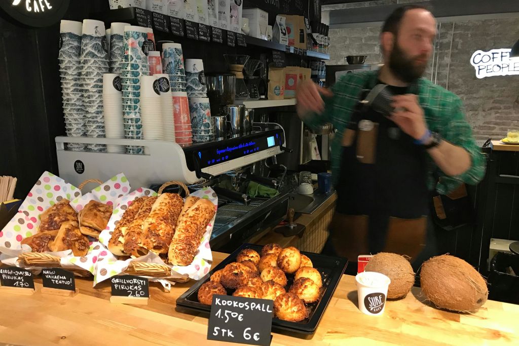 현지 푸드 마켓에서 커피 즐기기