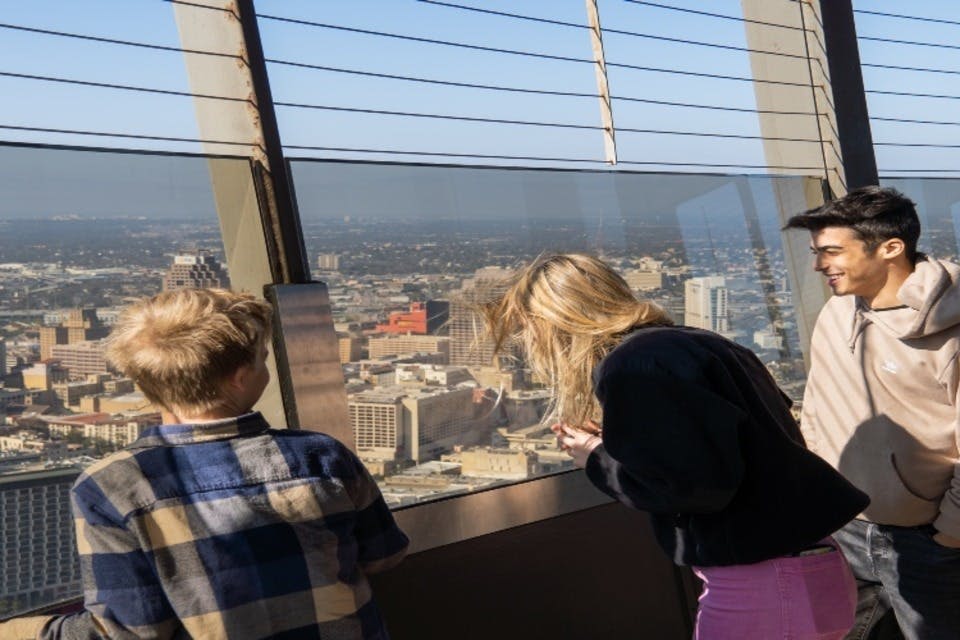 아메리카 타워 꼭대기에 있는 게스트