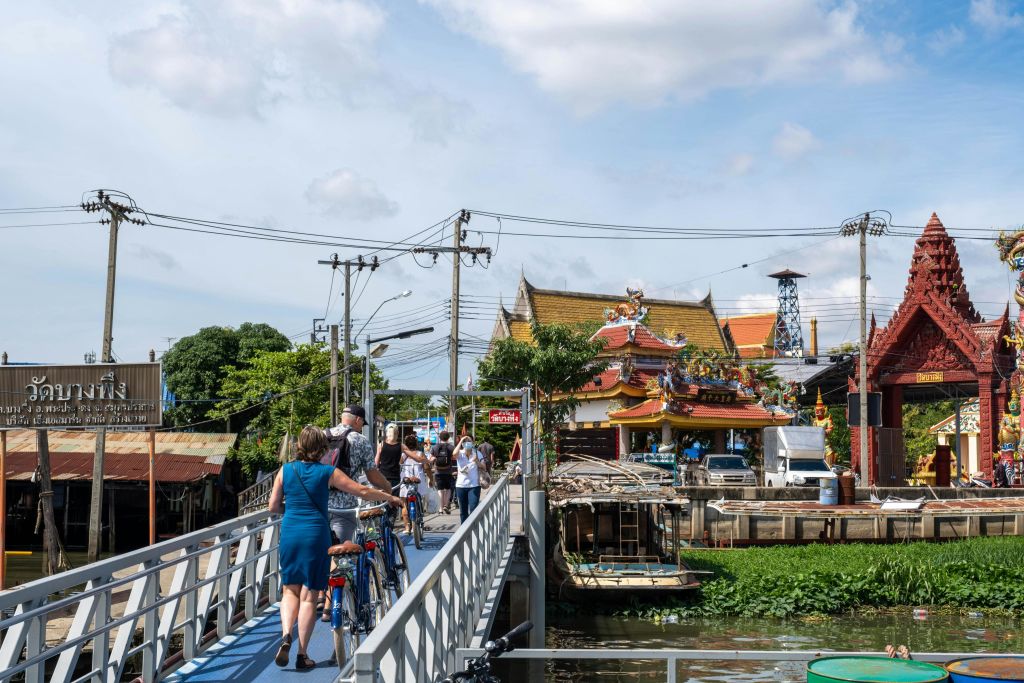 강 건너편에는 새로운 풍경이 가득합니다.