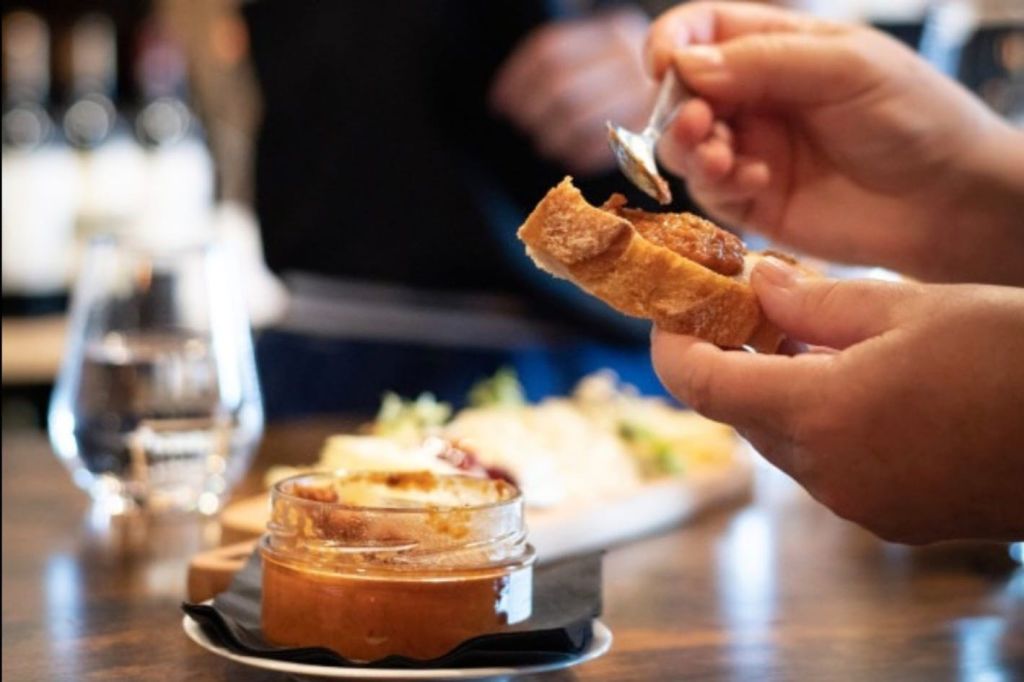 고소한 음식 맛보기