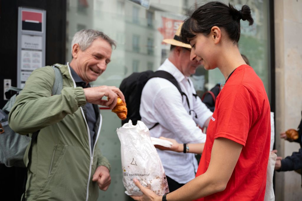 크루아상을 즐기는 고객