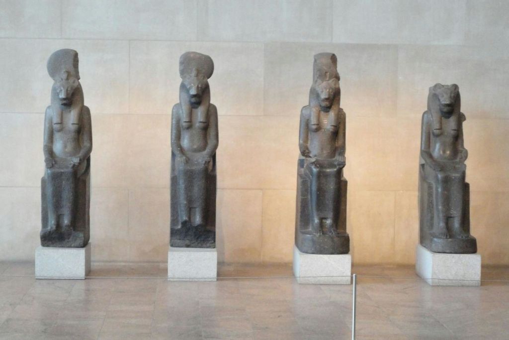 사크메트 여신의 이집트 조각상