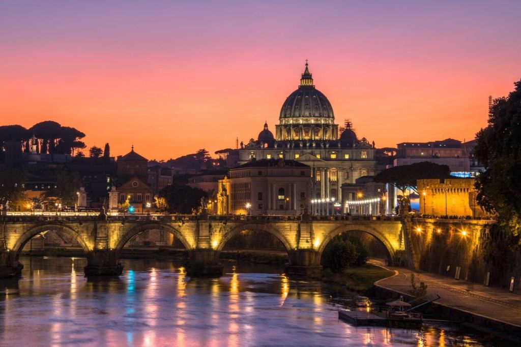 다채로운 하늘과 물에 비친 석양의 로마 성 베드로 대성당.