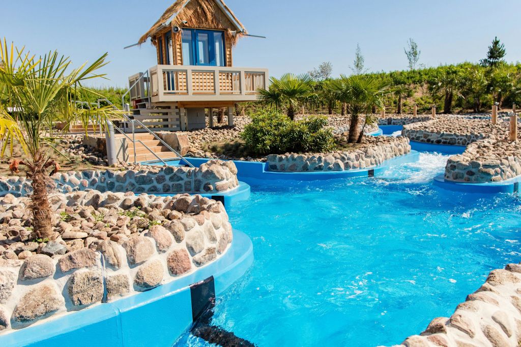 250미터 길이의 현재 채널인 화이트워터 강은 특별한 하이라이트입니다.