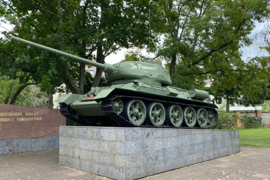 베를린-칼스호르스트 박물관의 T-34 탱크 – 독일 항복 유적지
