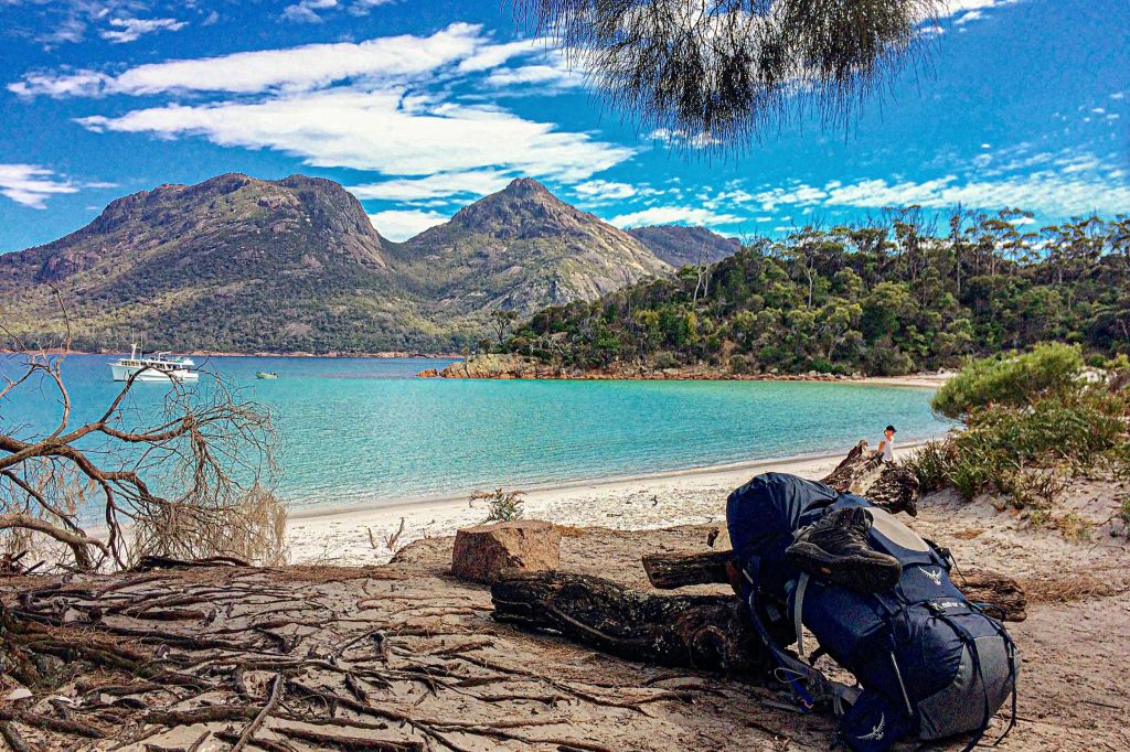 와인글라스베이 캠핑장에서 바라보는 위험산