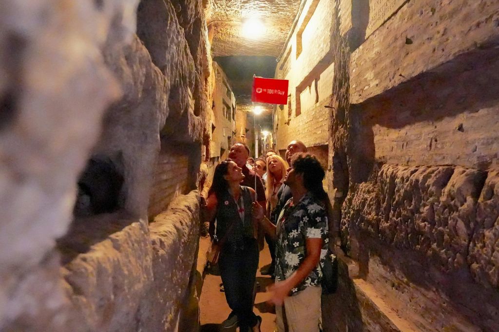 시간 외 프리실라 지하 묘지로 내려가세요. 일행에게만 주어지는 특전입니다.