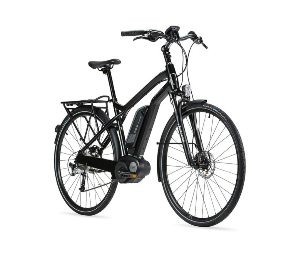 전면 서스펜션, 디스크 브레이크, 후면 카고 랙이 있는 검은색 전기 자전거입니다.