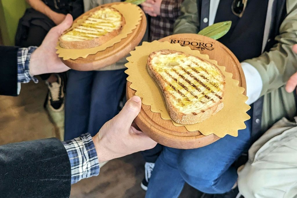 브루스케타에 올리브유 바르기