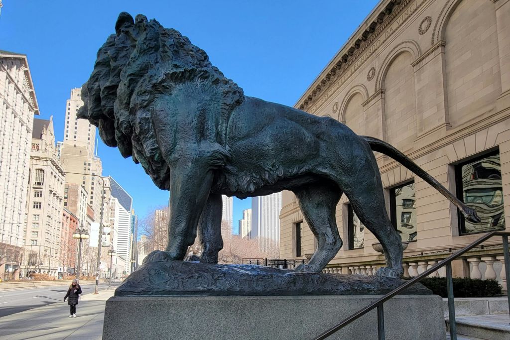 아트 인스티튜트 입구의 북사자.