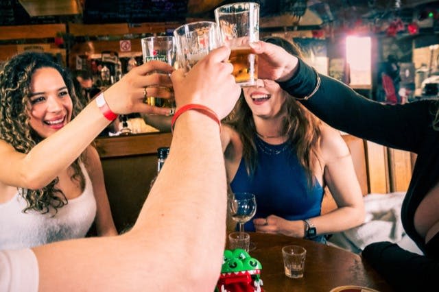 음료와 게임으로 환호하는 게스트