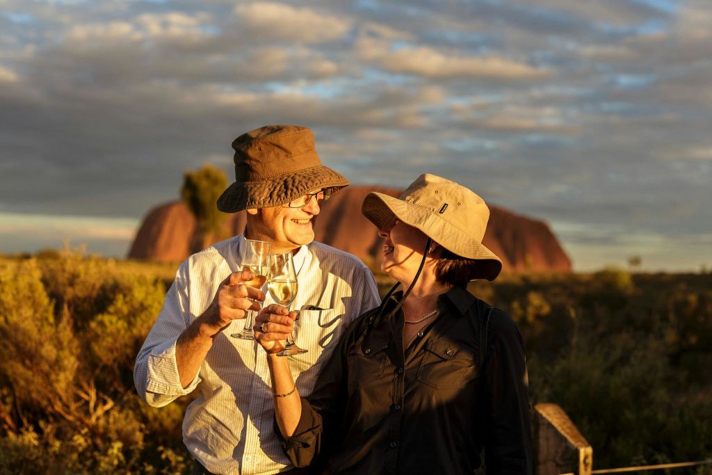 석양을 감상하며 샴페인 한 잔