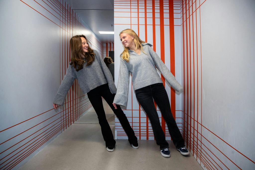 이 방에서 똑바로 서는 것은 그리 쉽지 않습니다.