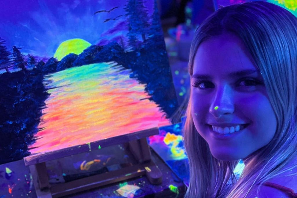 방금 그림 그리기를 마친 소녀